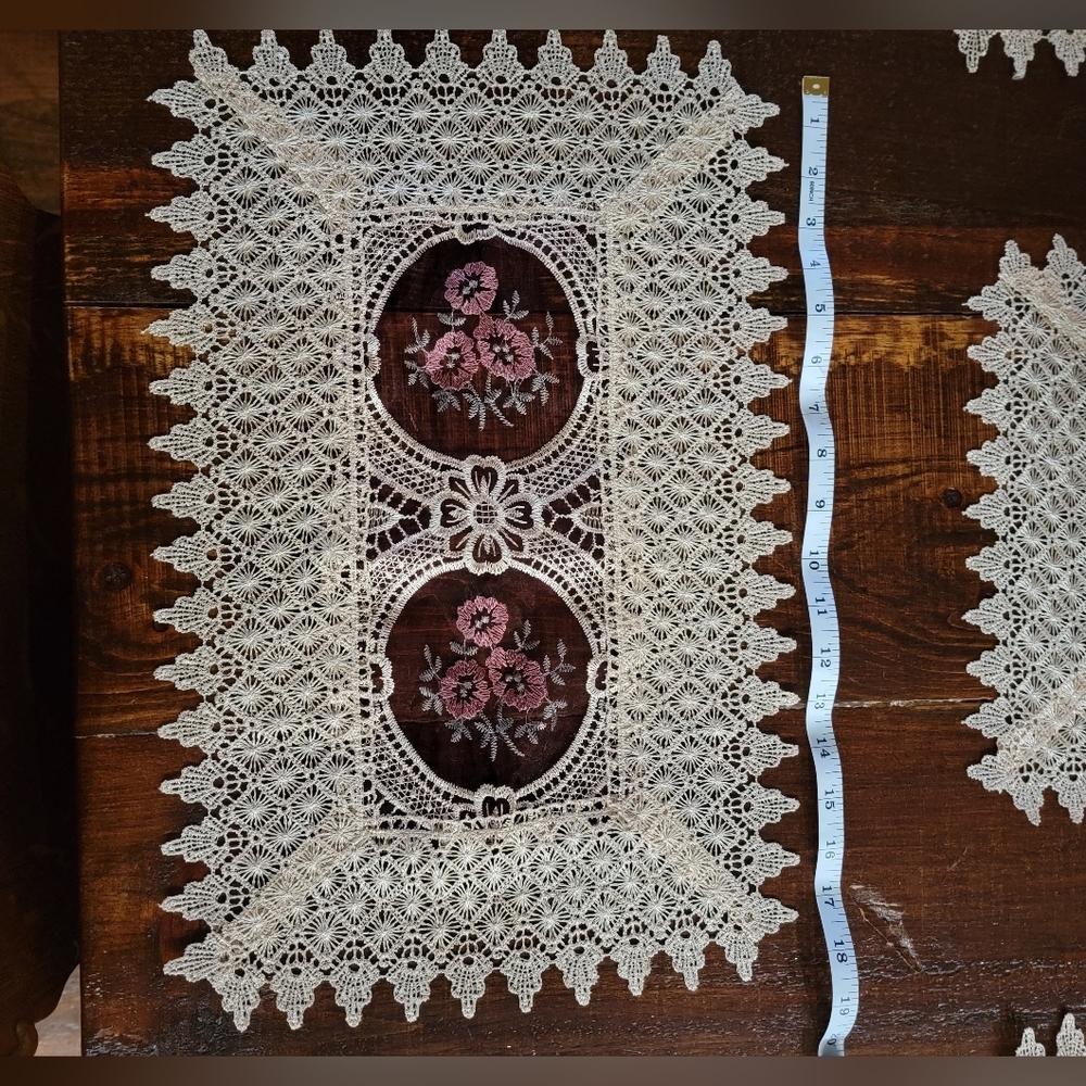 Victorian design placemats or doilies - Picture 6 of 8
